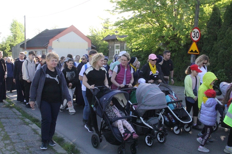 Pielgrzymka z siostrami służebniczkami z Tarnowa do Tuchowa