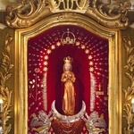 „Matka Boża Brzemienna” ze Skępego. Najświętsza Maryja Panna Skępska to niewielka gotycka figurka. W 1755 roku ustawiono ją na półksiężycu w specjalnie zbudowanym wówczas ołtarzu.
