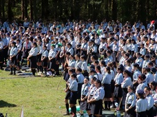 Nastolatki w mundurach, które na majówkę zamieszkały w lesie