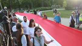 Barwy narodowe, wśród zieleni parku miejskiego, niejedną osobę wprawiły we wzruszenie.