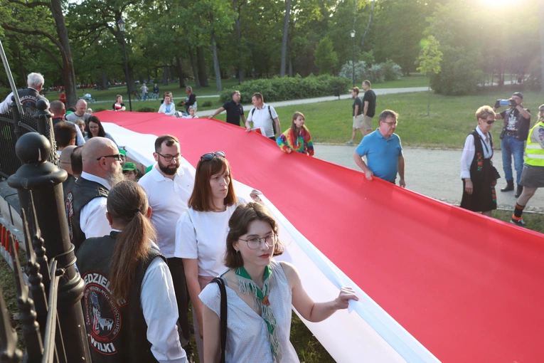 Barwy narodowe, wśród zieleni parku miejskiego, niejedną osobę wzruszyły.