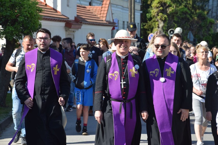 Pielgrzymka młodzieży do Piotrawina