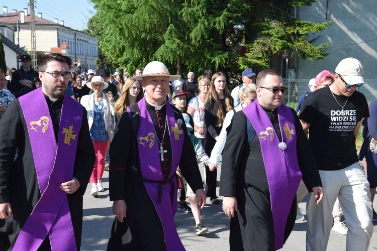 Pielgrzymka młodzieży do Piotrawina