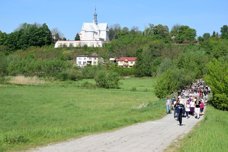 Pielgrzymka młodzieży do Piotrawina