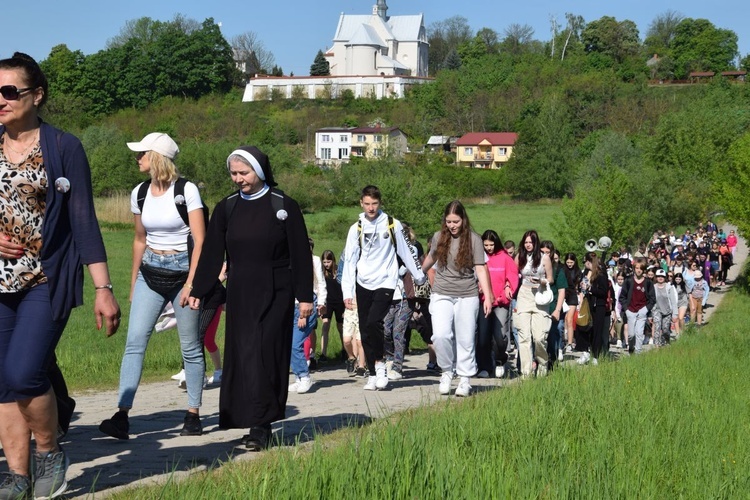 Pielgrzymka młodzieży do Piotrawina