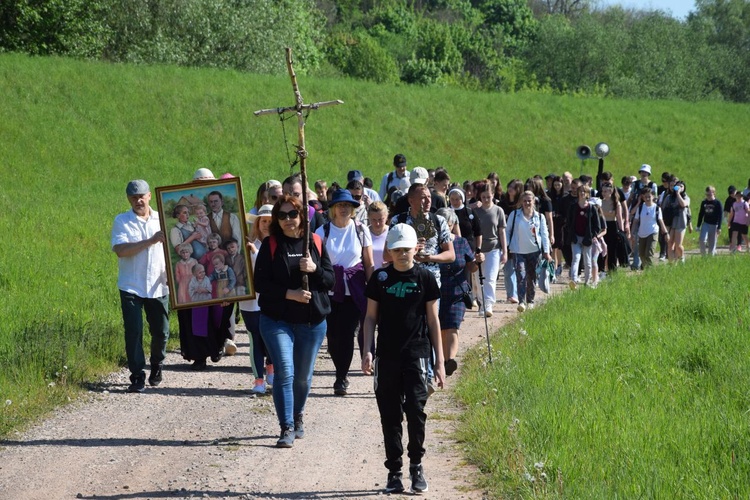 Pielgrzymka młodzieży do Piotrawina