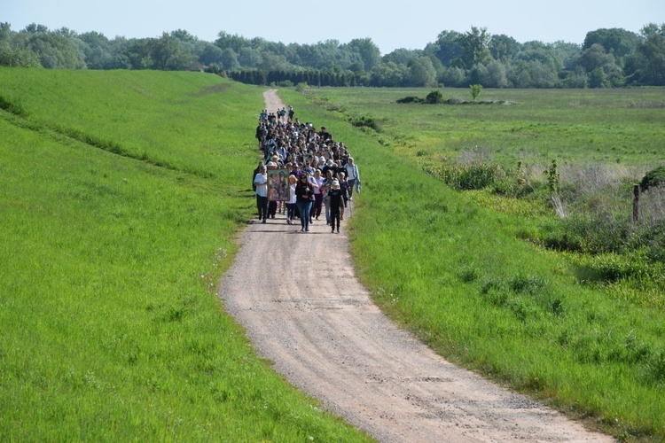 Pielgrzymka młodzieży do Piotrawina