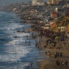 Palestyńczycy z Gazy nad brzegiem morza
