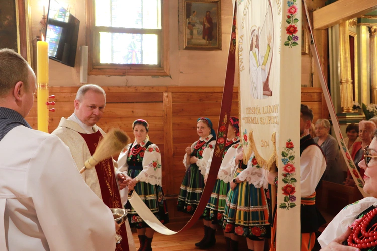 Poświęcenie chorągwi procesyjnej w Słupi