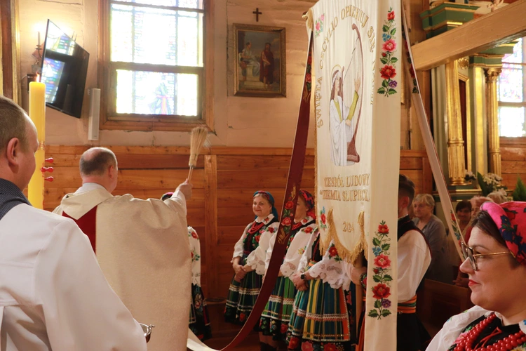 Poświęcenie chorągwi procesyjnej w Słupi