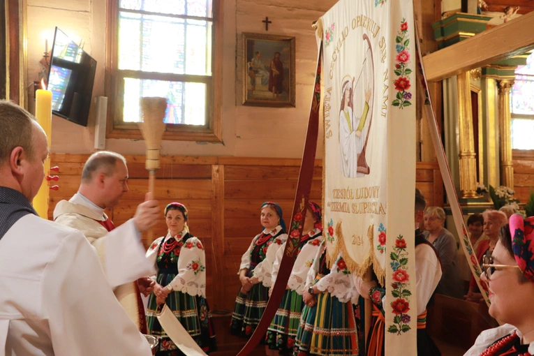 Poświęcenie chorągwi procesyjnej w Słupi
