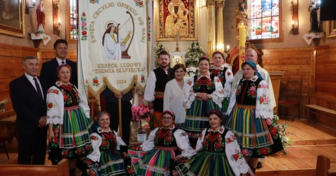 Poświęcenie chorągwi procesyjnej Zespołu Ludowego "Ziemia Słupiecka"