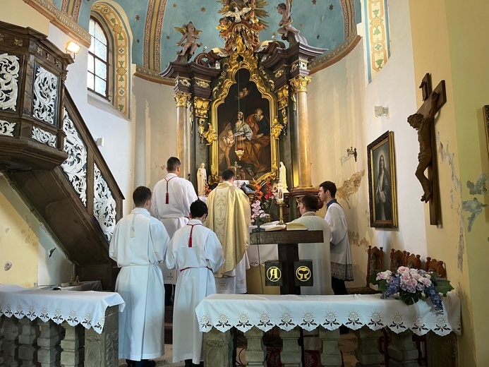 Msze św. odbywają się w każdą niedzielę o godz. 15.00.