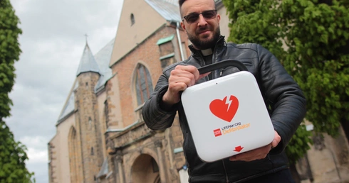 Jawor. AED w kościele