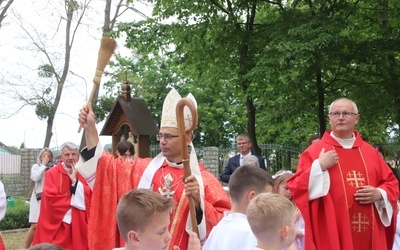 W Skarbimierzu parafia żyje