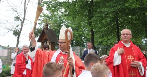 W Skarbimierzu parafia żyje