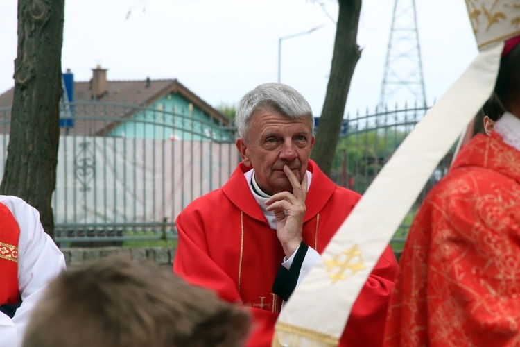 Poświęcenie nowej Drogi Krzyżowej przy kościele w Skarbimierzu