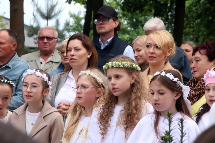 Poświęcenie nowej Drogi Krzyżowej przy kościele w Skarbimierzu