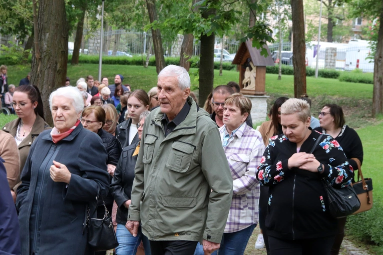 Poświęcenie nowej Drogi Krzyżowej przy kościele w Skarbimierzu