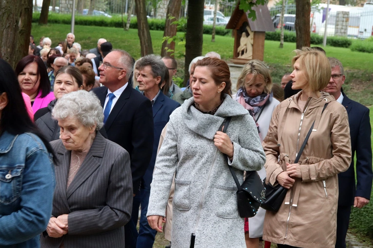 Poświęcenie nowej Drogi Krzyżowej przy kościele w Skarbimierzu