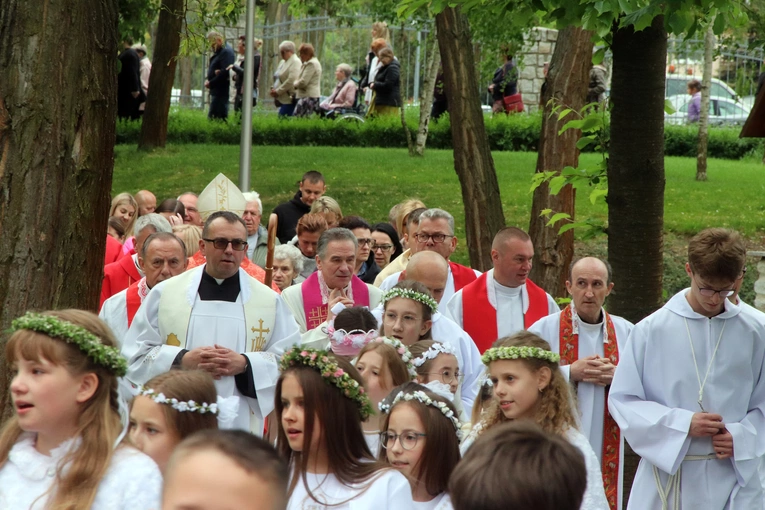 Poświęcenie nowej Drogi Krzyżowej przy kościele w Skarbimierzu