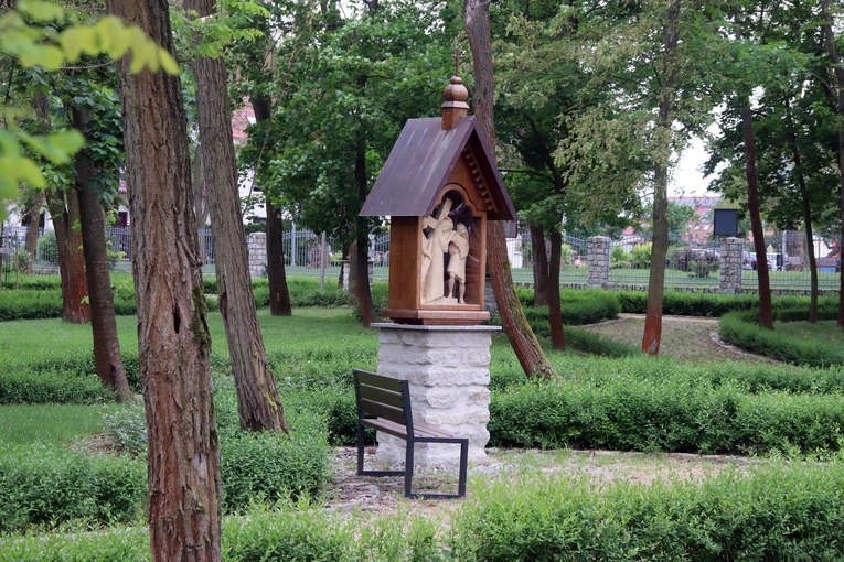 Poświęcenie nowej Drogi Krzyżowej przy kościele w Skarbimierzu