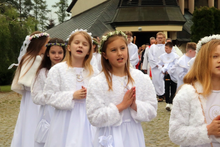 Poświęcenie nowej Drogi Krzyżowej przy kościele w Skarbimierzu