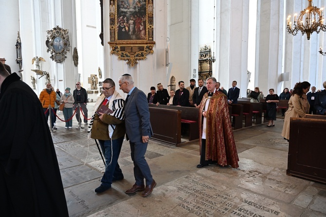 Modlitwa za radnych i władze Gdańska w bazylice Mariackiej