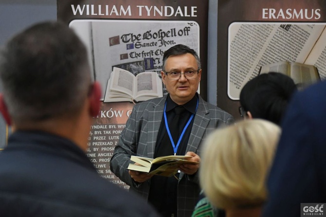 Wystawa o historii Bibilii w zielonogórskiej bibliotece