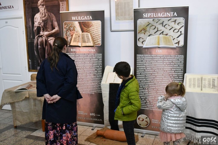 Wystawa o historii Bibilii w zielonogórskiej bibliotece