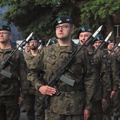 Ks. Cyryl Zieliński podczas przysięgi wojskowej  po szkoleniu w Akademii Wojsk Lądowych.