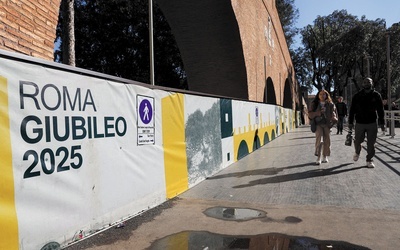 Trwają przygotowania  do jubileuszu: barierki  na Piazza Pia. 