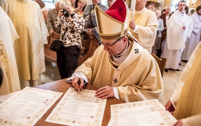 Po Eucharystii metropolita gdański uroczyście podpisał akt ponownego poświęcenia Bazyliki Morskiej.