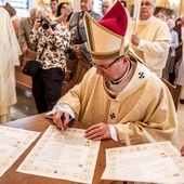 Po Eucharystii metropolita gdański uroczyście podpisał akt ponownego poświęcenia Bazyliki Morskiej.