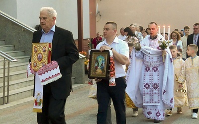 	Wieczorna procesja wokół kościoła Chrystusa Króla rozpoczęła paschalne uroczystości w sobotę.