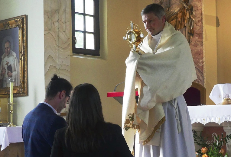 	Każda para  mogła podejść  do indywidualnego błogosławieństwa.