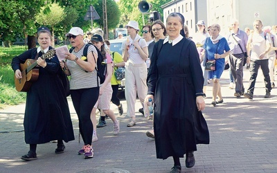 	Z grupą szły s. Eleonora Dzimiera (po prawej) i s. Karolina Dworczak. 