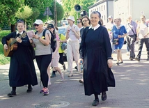 	Z grupą szły s. Eleonora Dzimiera (po prawej) i s. Karolina Dworczak. 