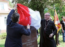 Nowe miejsce pamięci odsłonili Paweł Felczak, prezes Stowarzyszenia Historycznego im. 11 Grupy Operacyjnej NSZ, i biskup ordynariusz.