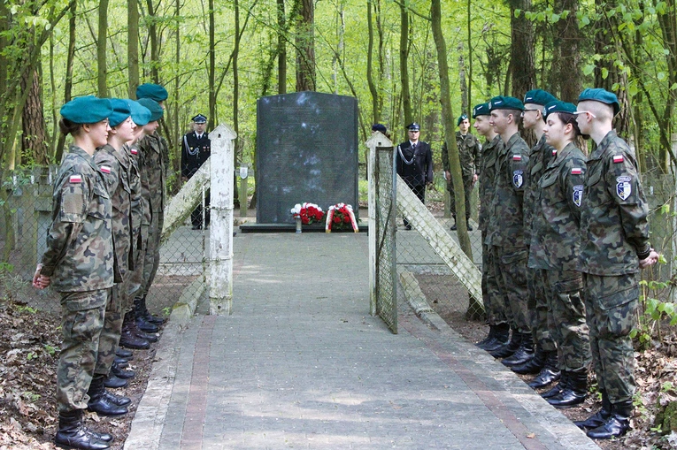 Jak co roku, uroczystości odbywają się na polanie niedaleko miejsca kaźni.