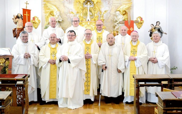 Ośmiu jubilatów dziękczynną Mszę św. odprawiło wraz z biskupami.