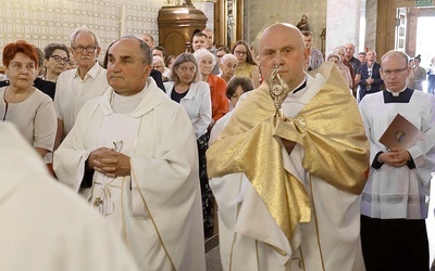W procesji do ołtarza relikwiarz niósł proboszcz parafii ks. Kazimierz Hara.