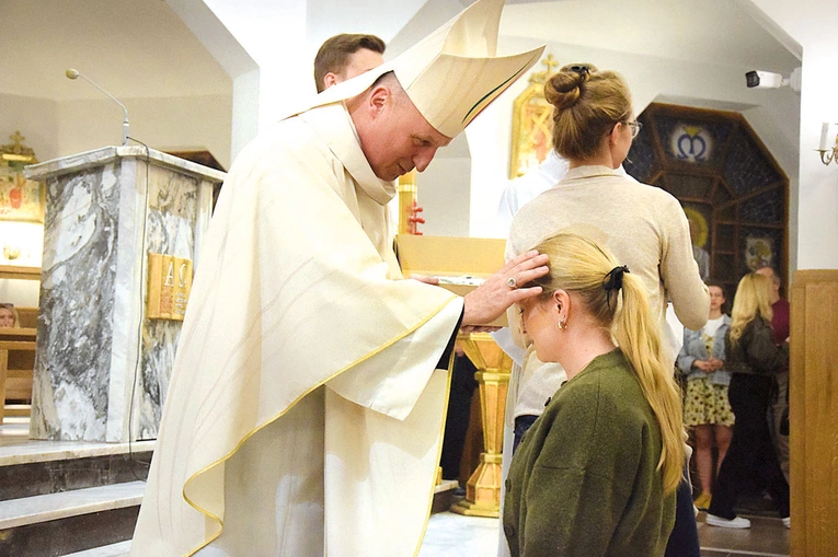 Ordynariusz radomski pobłogosławił każdego z przybyłych uczniów.