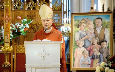 Bp Marek Solarczyk w czasie celebracji Mszy św. rozpoczynającej spotkania diecezjan z rodziną z Markowej. 