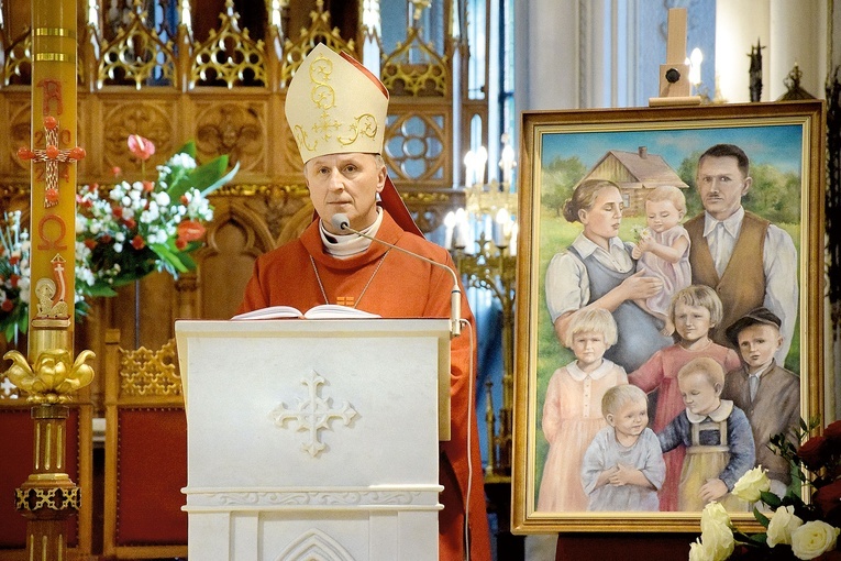 Bp Marek Solarczyk w czasie celebracji Mszy św. rozpoczynającej spotkania diecezjan z rodziną z Markowej. 
