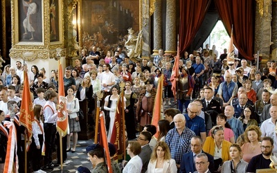 Ceremonie odbyły się przy licznej obecności wiernych. 