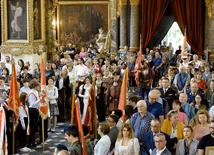 Ceremonie odbyły się przy licznej obecności wiernych. 