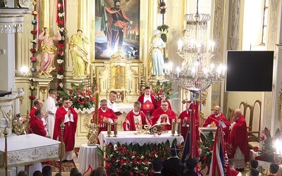 Jubileuszową Eucharystię koncelebrowało wraz z biskupem ośmiu kapłanów.
