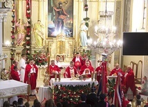 Jubileuszową Eucharystię koncelebrowało wraz z biskupem ośmiu kapłanów.