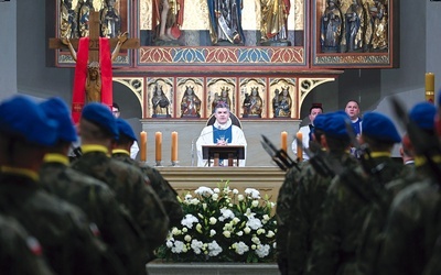 Kompania honorowa w głównej nawie świątyni.